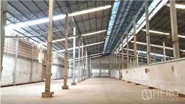 โรงงาน ให้เช่า - พื้นโรงงานแบบโถงโล่ง เสาสูง มีสกายไลท์รับแสงธรรมชาติ