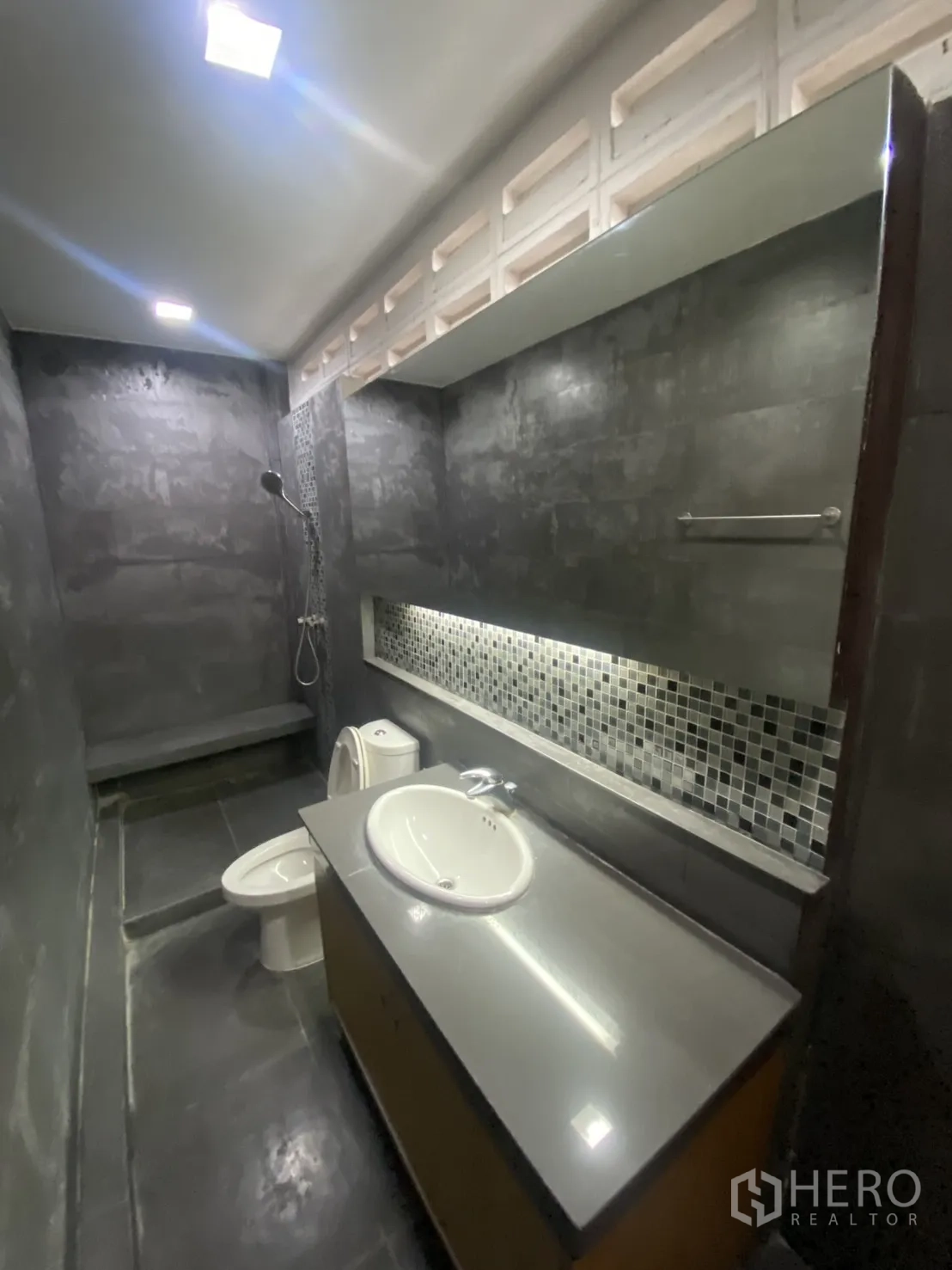 ตึกแถว for rent in Bang Rak, Bangkok - ห้องน้ำสไตล์โมเดิร์นพร้อมฝักบัว เคาน์เตอร์ยาว และกระเบื้องสีเข้ม