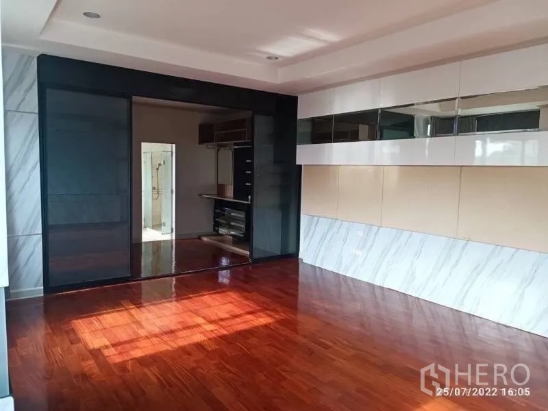 บ้าน ขายในPrawet, Bangkok - ห้องนอนมีประตูบานเลื่อนสีเข้มเชื่อมวอล์กอินคลอสเซ็ต
