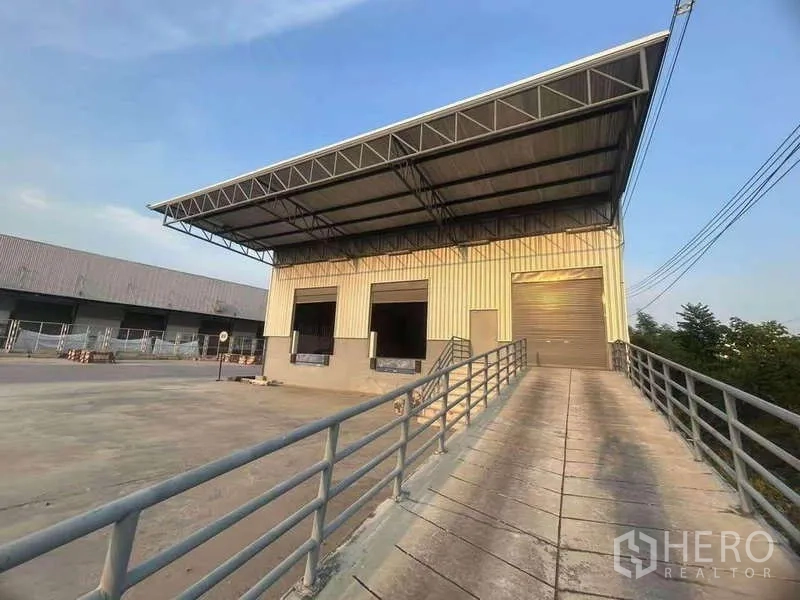 Warehouse for rent in Si Racha, Chon Buri - Elevated loading-dock warehouse with wide canopy, roller shutter door and truck ramp in Si Racha