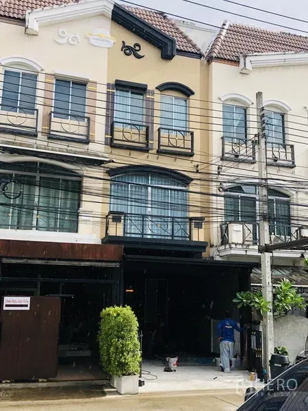 Townhouse for rent in Bang Kapi, Bangkok - Three-storey townhouse exterior in Saphan Sung, Bangkok with balconies and a covered carport.