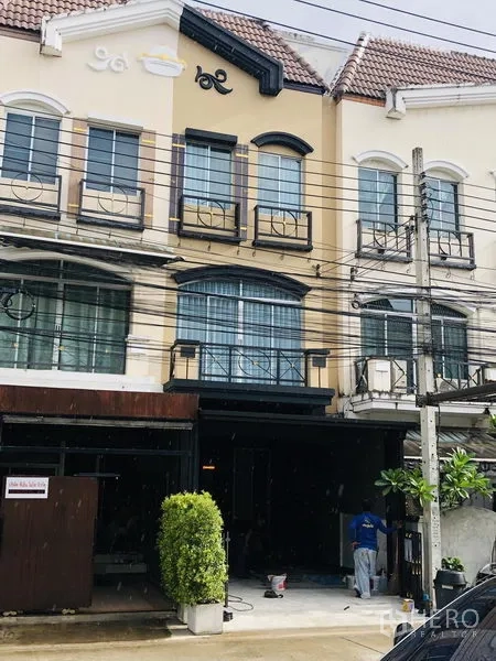 Townhouse for rent in Bang Kapi, Bangkok - Three-storey townhouse exterior in Saphan Sung, Bangkok with balconies and a covered carport.