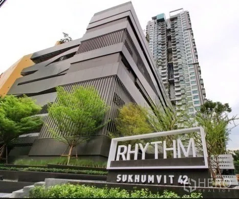 Condominium for rent in Khlong Toei, Bangkok - Modern condominium exterior with landscaped entry near BTS Ekkamai.
