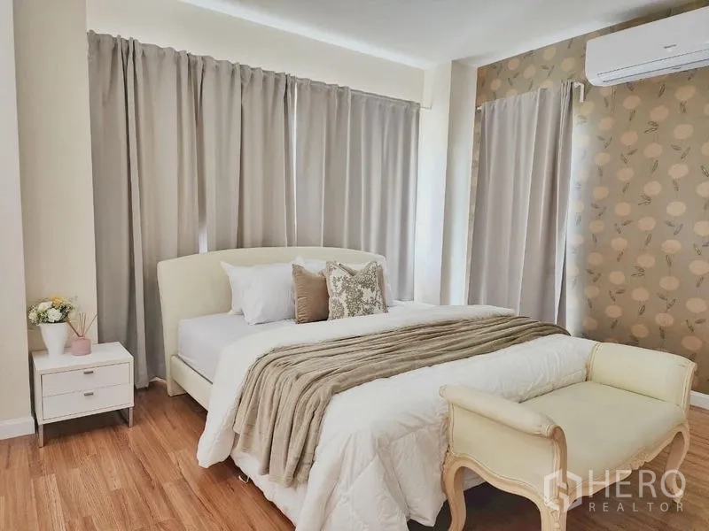 独立式住宅 出租在Prawet, Bangkok - 主卧另一视角，特色墙纸与床头柜。