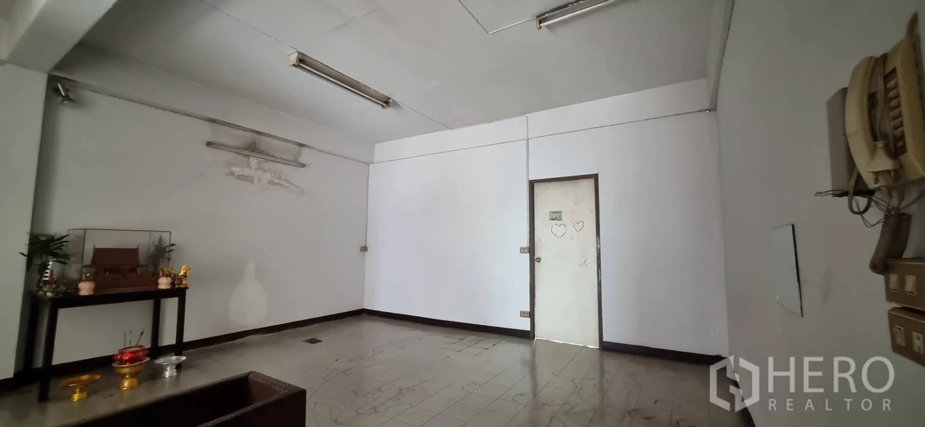 店屋 出租或出售在Bangkok - 简约房间，瓷砖地面与供奉台，装有日光灯。