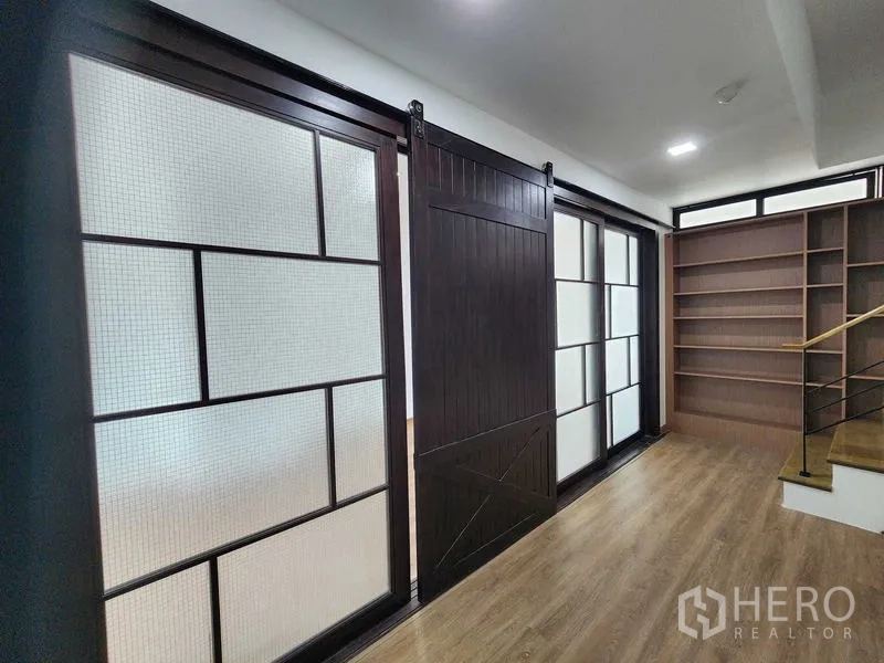 คลังสินค้า ให้เช่าในPhra Khanong, Bangkok - โถงทางเดินประตูบานเลื่อนไม้สไตล์บาร์นและกระจกฝ้า