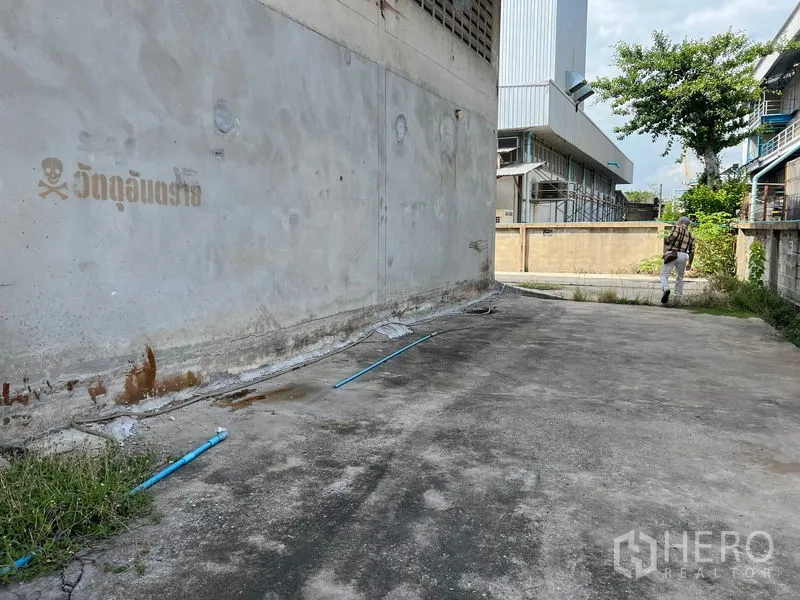 คลังสินค้า ให้เช่าในMueang Samut Prakan, Samut Prakan - ทางรถบรรทุกคอนกรีตด้านข้างอาคาร พร้อมผนังบล็อกระบายอากาศ
