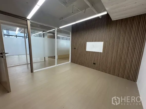 办公空间 出租在Watthana, Bangkok - 私密会议室，木质格栅墙与磨砂玻璃隔断。