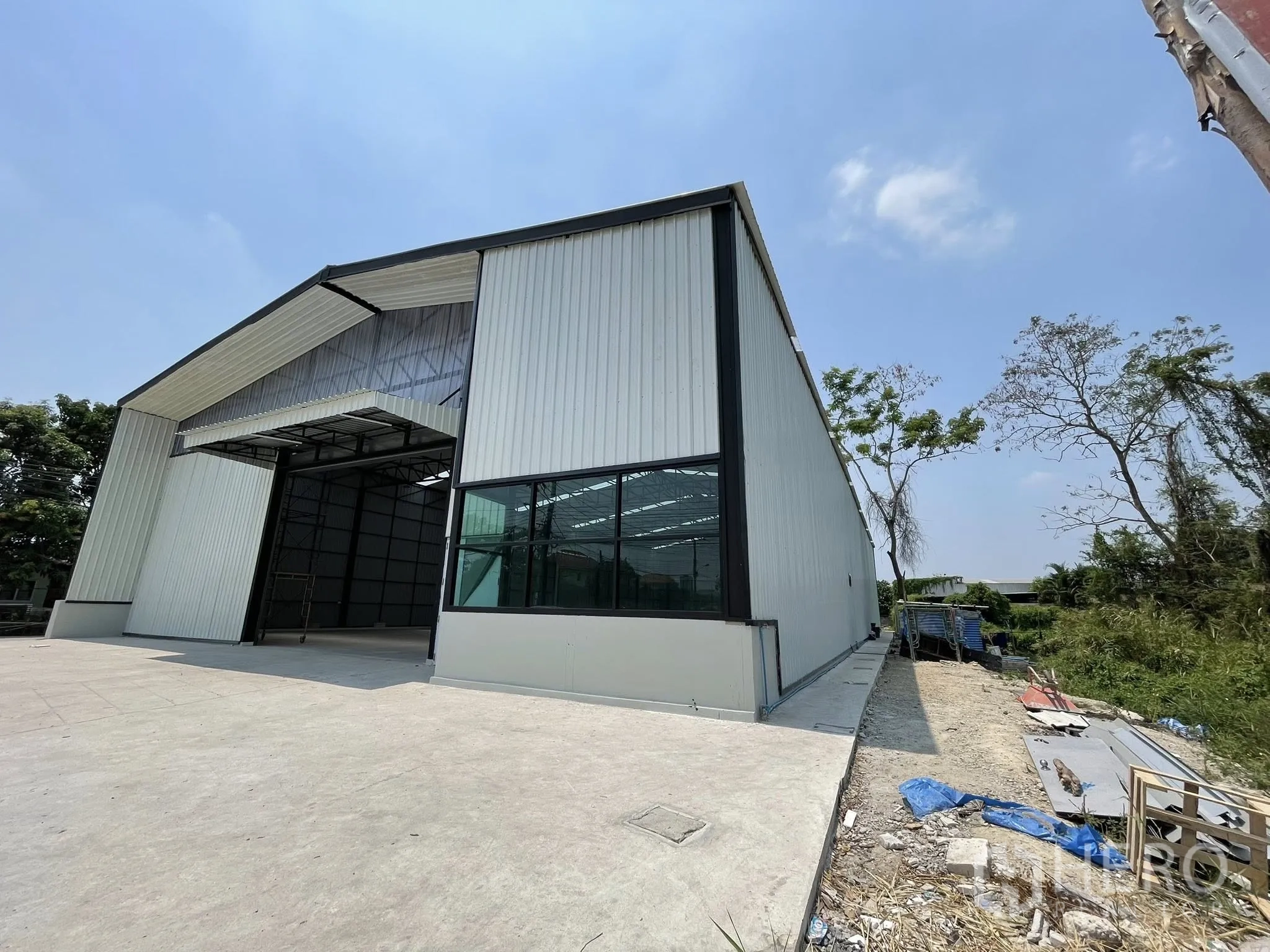 โกดัง for rent in Pak Kret, Nonthaburi - มุมด้านข้างพร้อมกระจกหน้าต่างมุมอาคารและทางเดินบริการ