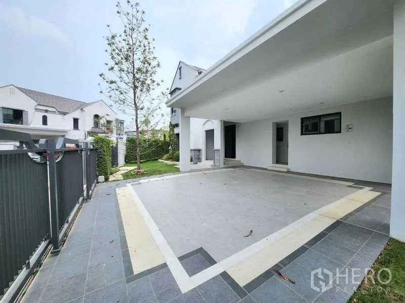 Detached House for rent in Saphan Sung, Bangkok - Covered double carport and driveway with low-maintenance yard and side gate.