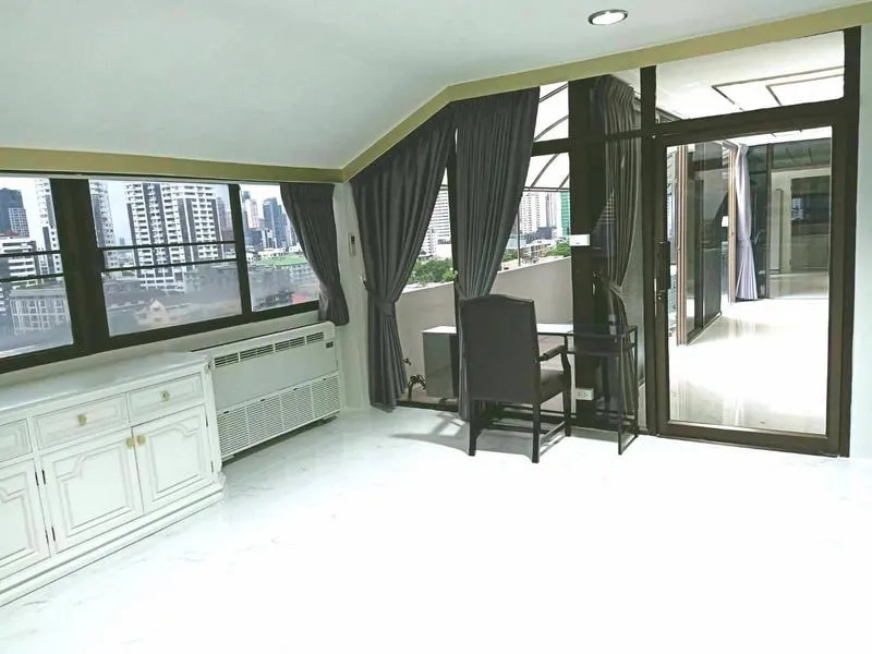 คอนโด for ในWatthana, Bangkok - ห้องมุมหน้าต่างรอบด้านและประตูออกเทอเรซกลางแจ้ง