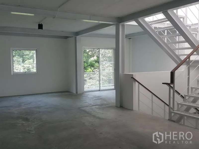 带办公室的家 出租在Khlong Toei, Bangkok - 宽敞楼层，钢制楼梯与面向绿景的推拉玻璃门。