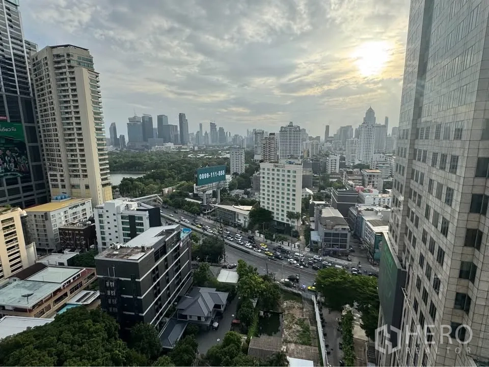 公寓 出租或出售在Khlong Toei, Bangkok - 高楼层俯瞰阿索克天际线与班加奇蒂公园一带景色。