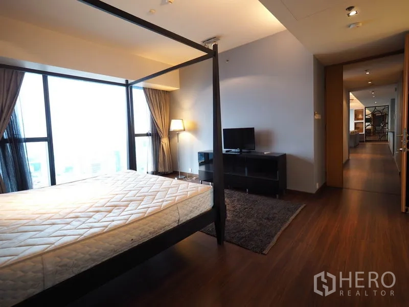 คอนโด ให้เช่าในSathon, Bangkok - ห้องนอนหลักพร้อมชั้นวางทีวี หน้าต่างสูงจรดเพดาน และโถงทางเดิน