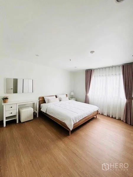 คอนโด ให้เช่าในWatthana, Bangkok - ห้องนอนหลักพร้อมเตียงคิง โต๊ะเครื่องแป้ง และหน้าต่างกว้างพร้อมผ้าม่าน