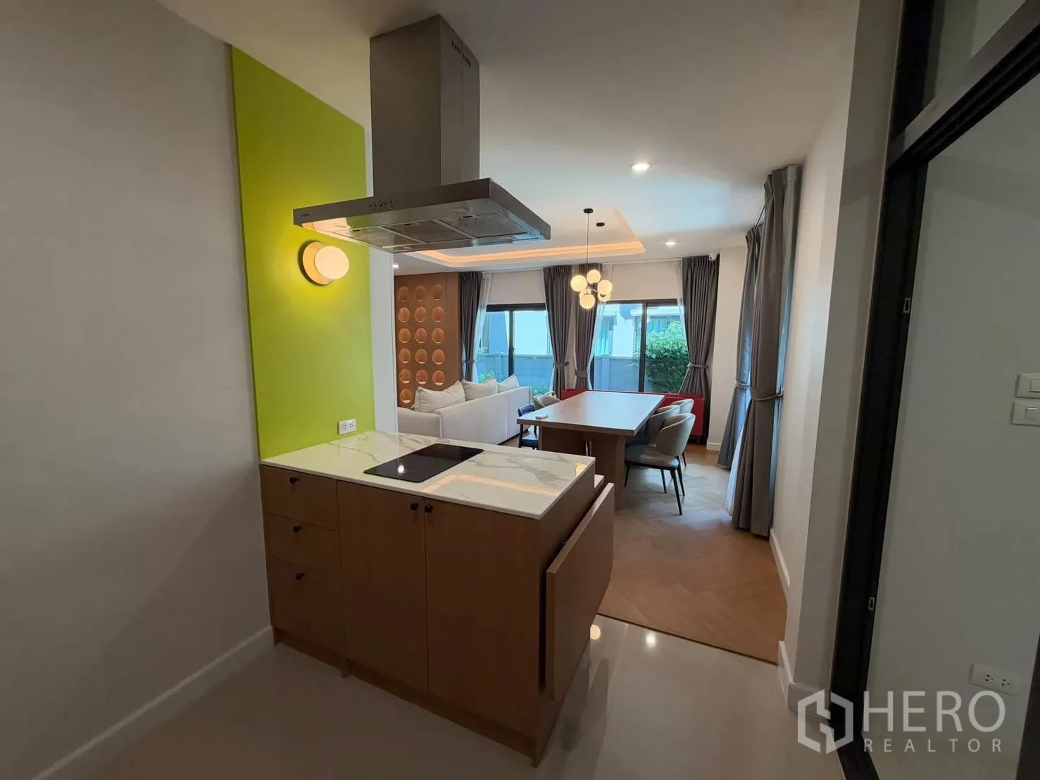 บ้านแฝด for rent in Prawet, Bangkok - แพนทรี่และไอส์แลนด์เตาพร้อมมุมมองไปยังส่วนรับประทานอาหาร