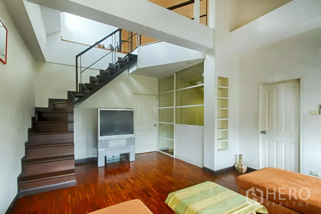 ทาวน์เฮาส์ ให้เช่าในWatthana, Bangkok - ห้องนั่งเล่นชั้นบน พร้อมบันไดขึ้นชั้นลอย และชั้นวางของบิลท์อิน