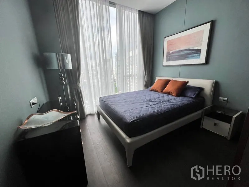 คอนโด ให้เช่าในWatthana, Bangkok - ห้องนอนที่สองหน้าต่างสูงพร้อมม่านโปร่งและวิวเมืองโล่ง