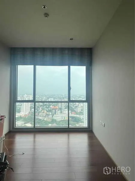 คอนโด ขายในWatthana, Bangkok - ห้องสว่างพร้อมหน้าต่างเต็มบานเผยวิวสกายไลน์เมืองกว้าง