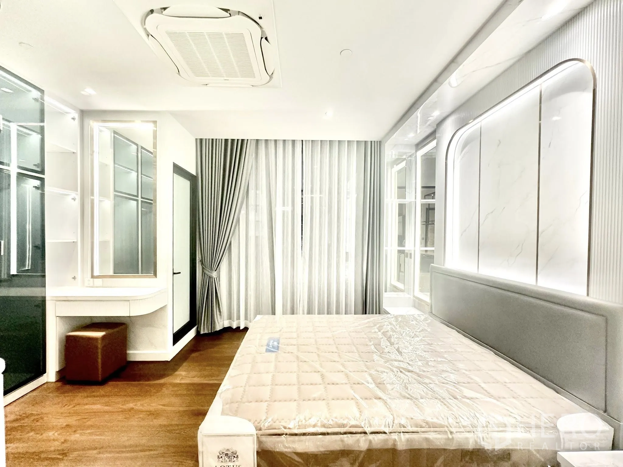 公寓 for rent in Sathon, Bangkok - 现代卧室配软包床头、落地窗帘与木地板。