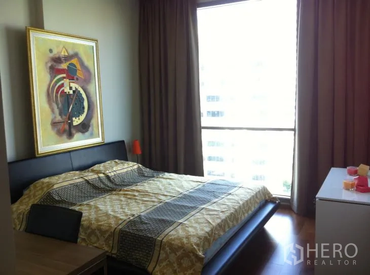 公寓 出租在Watthana, Bangkok - 主卧配大窗与遮光窗帘，双人床与矮柜。