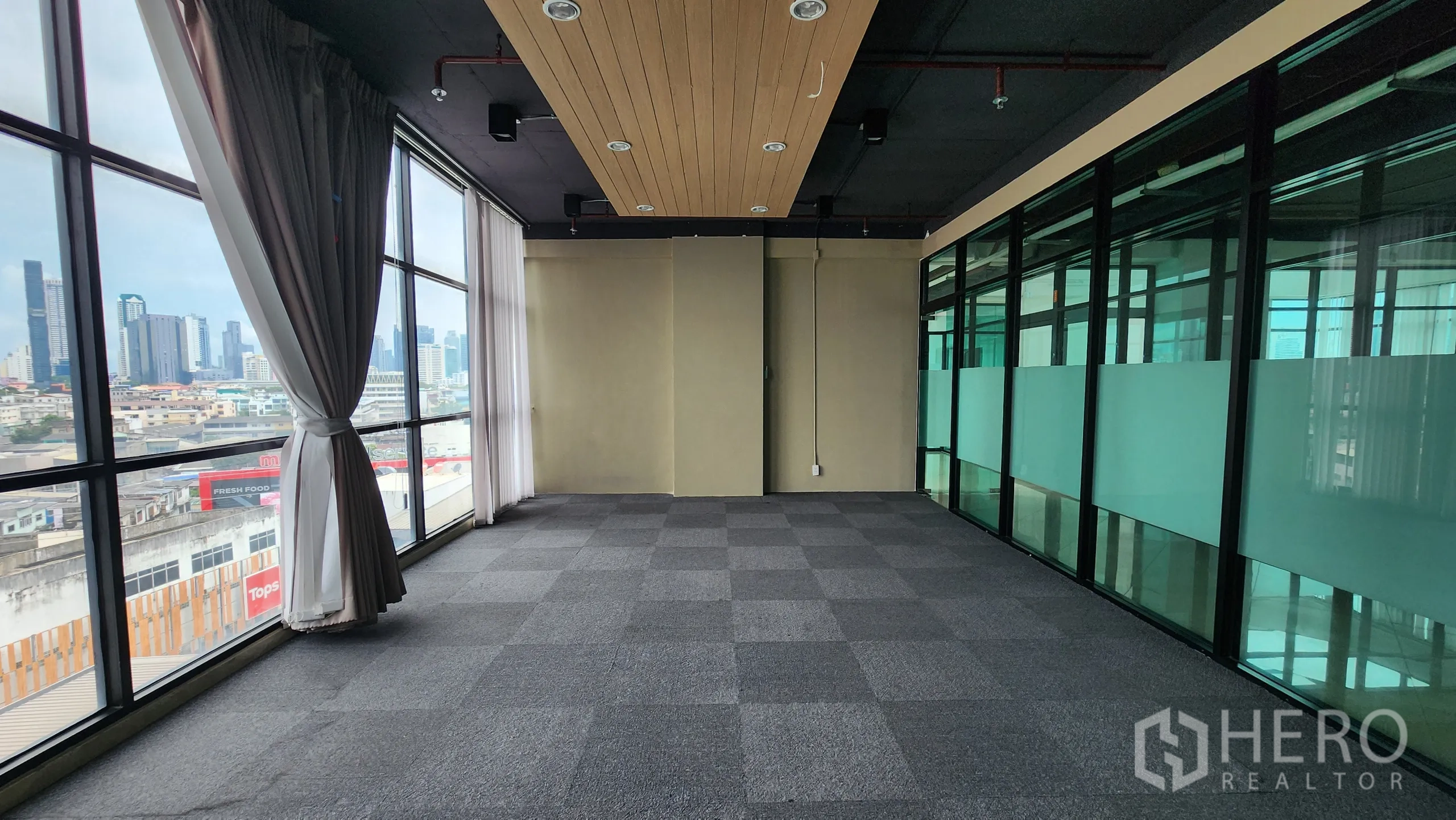 办公空间 出租在Yan Nawa, Bangkok - 地毯办公室，挂壁空调与木质装饰板。