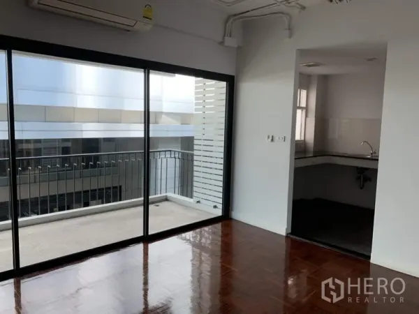 办公空间 出租在Watthana, Bangkok - 办公室内滑动门通往私享阳台，旁为带水槽的小茶水间。