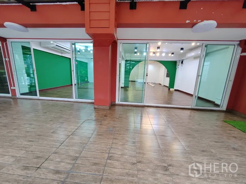 Retail Space for rent in Khlong Toei, Bangkok - Sliding glass shopfront with red columns and tiled floor