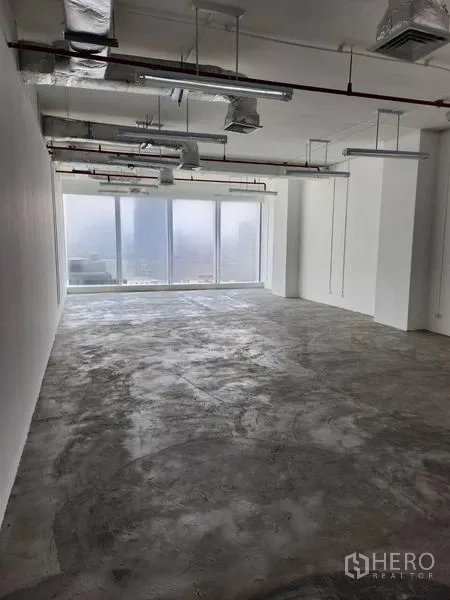办公空间 出租在Sathon, Bangkok - 78平米毛坯办公室，裸顶风管与落地窗，眺望曼谷城市景观。