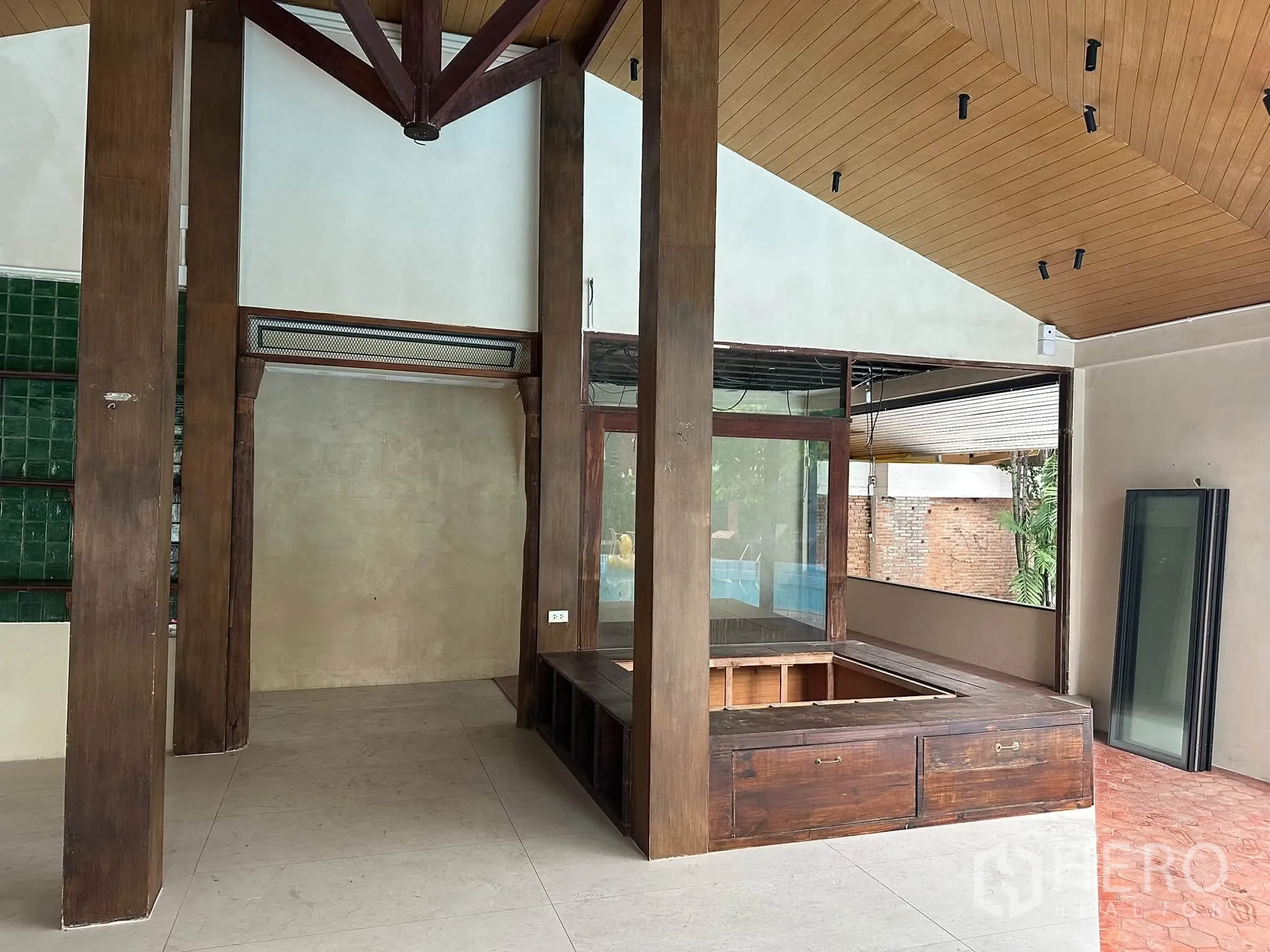 พื้นที่ขายของ for rent in Khlong Toei, Bangkok - ภายในเพดานไม้ทรงจั่ว เสาไม้ และเคาน์เตอร์บิวต์อินติดกระจกบานใหญ่