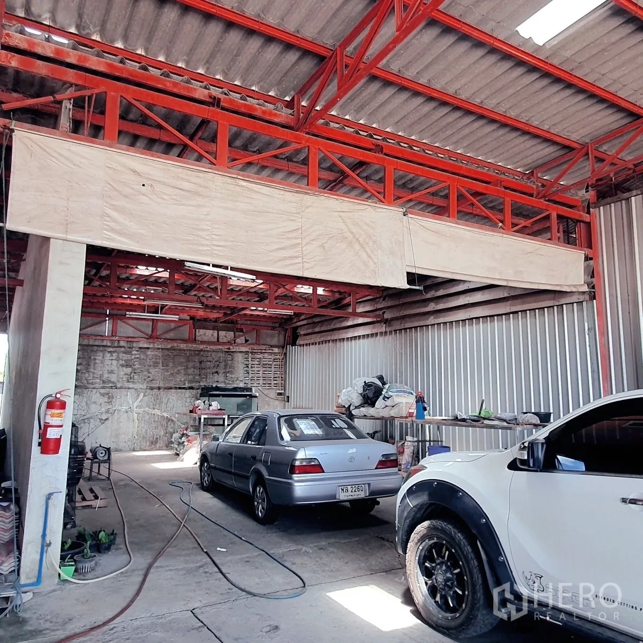 货栈 出租在Lam Luk Ka, Pathum Thani - 带顶作业区，仓库内可停放车辆，红色钢桁架