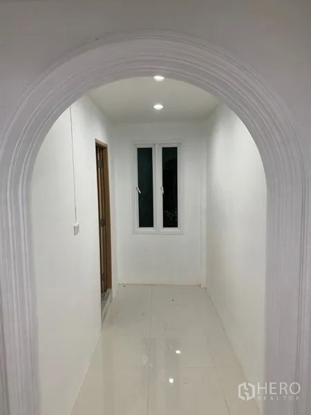 Townhouse for sale in Yan Nawa, Bangkok - Arched hallway leading to a small windowed alcove.