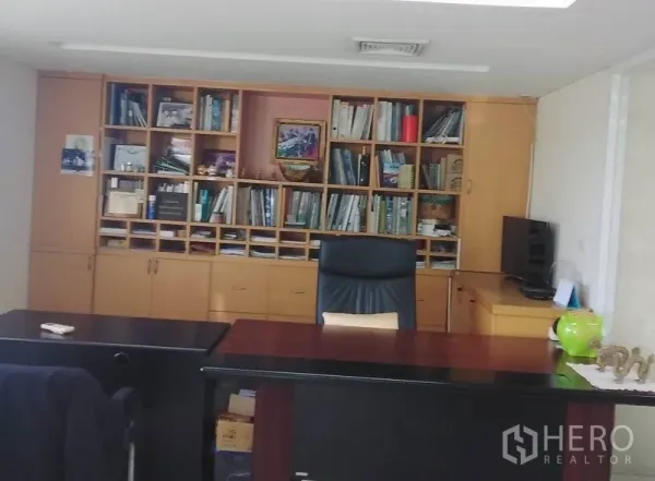 带办公室的家 出租在Min Buri, Bangkok - 主管办公室，设大办公桌与整面木质书柜。