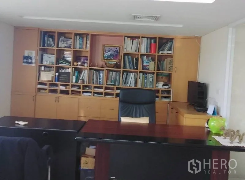 带办公室的家 出租在Min Buri, Bangkok - 主管办公室，设大办公桌与整面木质书柜。