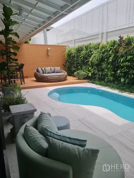 独立式住宅 出租在Prawet, Bangkok - 私家小型泳池，木质露台与垂直花园