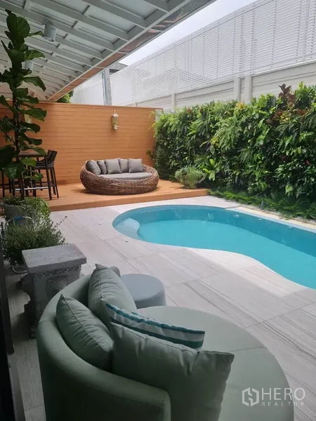 独立式住宅 出租在Prawet, Bangkok - 私家小型泳池，木质露台与垂直花园
