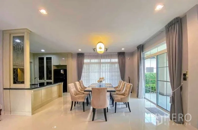 บ้าน ให้เช่าในBang Khen, Bangkok - พื้นที่ทานอาหาร 6 ที่นั่ง ติดครัวเปิดและประตูกระจกออกสวน