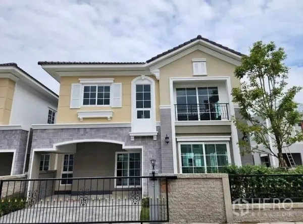 Detached House for rent - Front elevation of the detached home with fence and small garden.