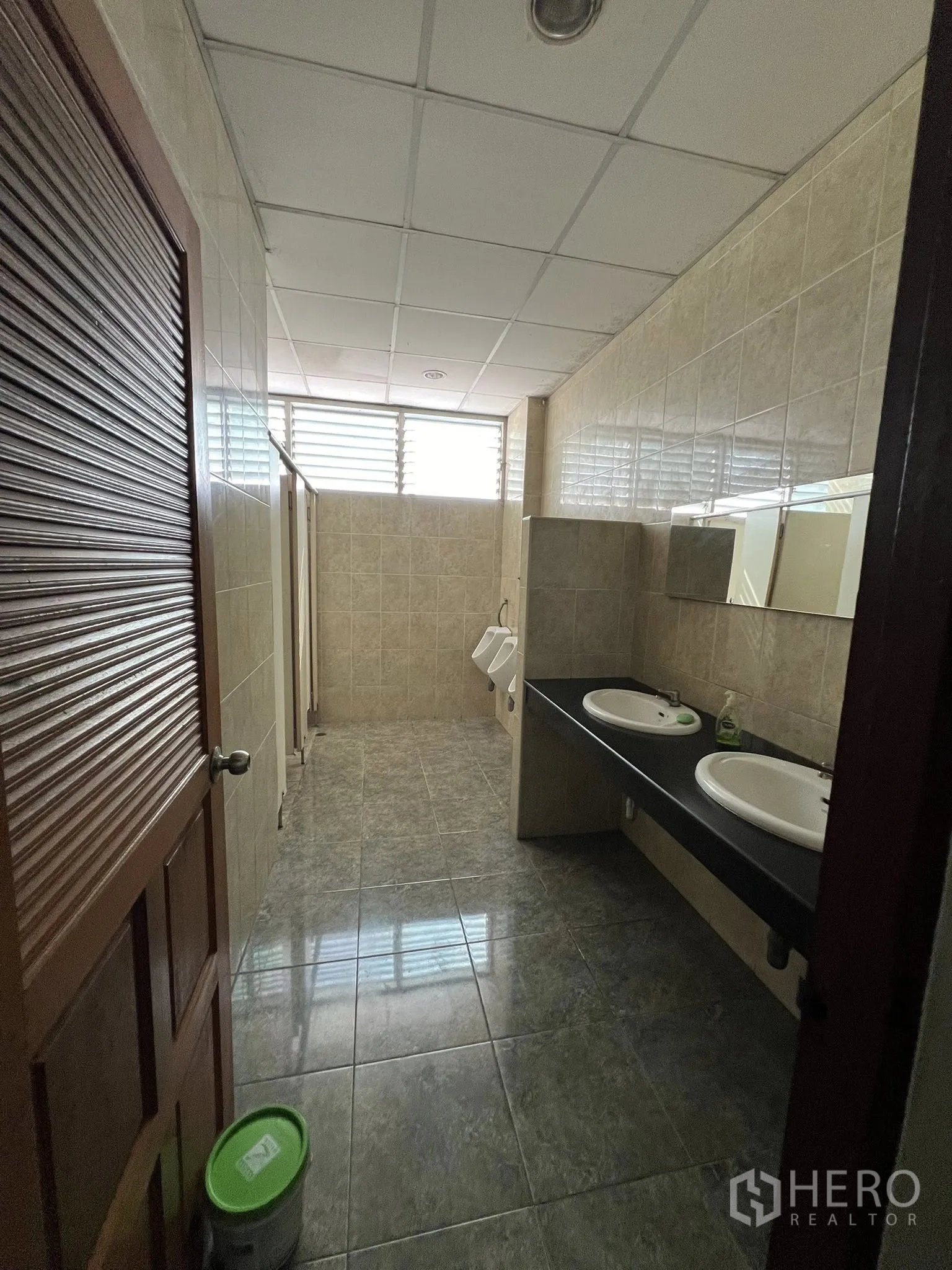 工厂 出租或出售在Sai Noi, Nonthaburi - 干净的瓷砖卫生间，双洗手盆与隔间