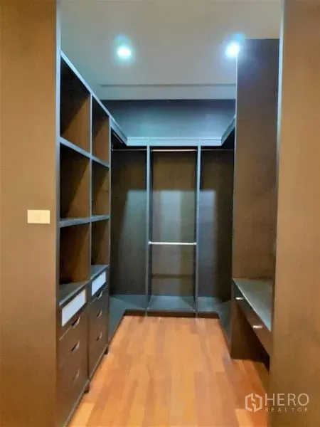 独立式住宅 出租在Watthana, Bangkok - 步入式衣帽间，内置层架与抽屉，木地板。