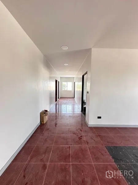 货栈 出售在Bang Phli, Samut Prakan - 二层走廊铺红色地砖，连接多间房与卫生间。