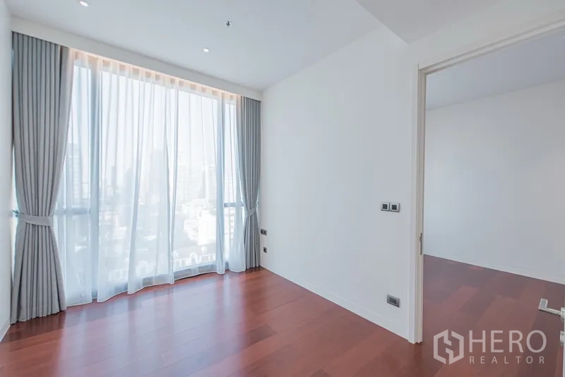 公寓 出售在Watthana, Bangkok - 阳光房，通高窗与通往相邻房间的门。