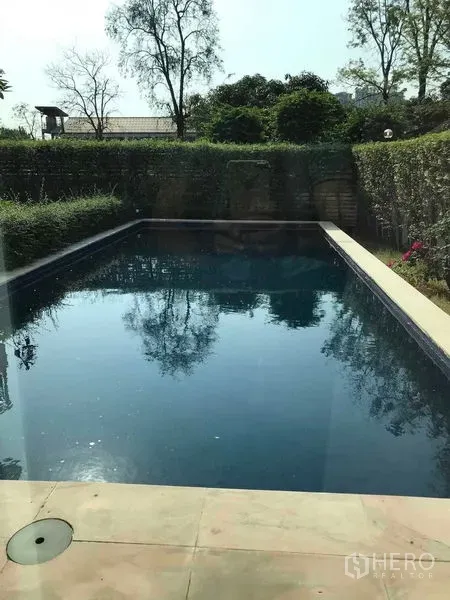 Detached House for sale in Wang Thonglang, Bangkok - Private rectangular swimming pool bordered by tall hedges