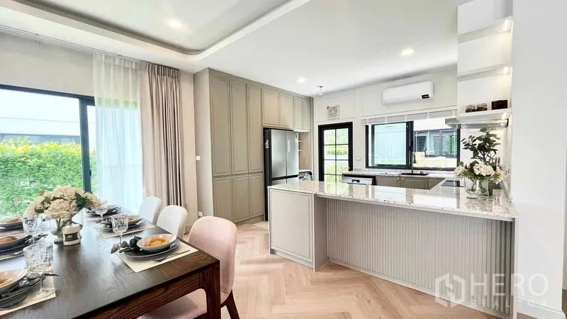 บ้าน ให้เช่าในBang Phli, Samut Prakan - พื้นที่รับประทานอาหารติดครัวไอส์แลนด์ พร้อมประตูบานเลื่อนออกสู่สวน