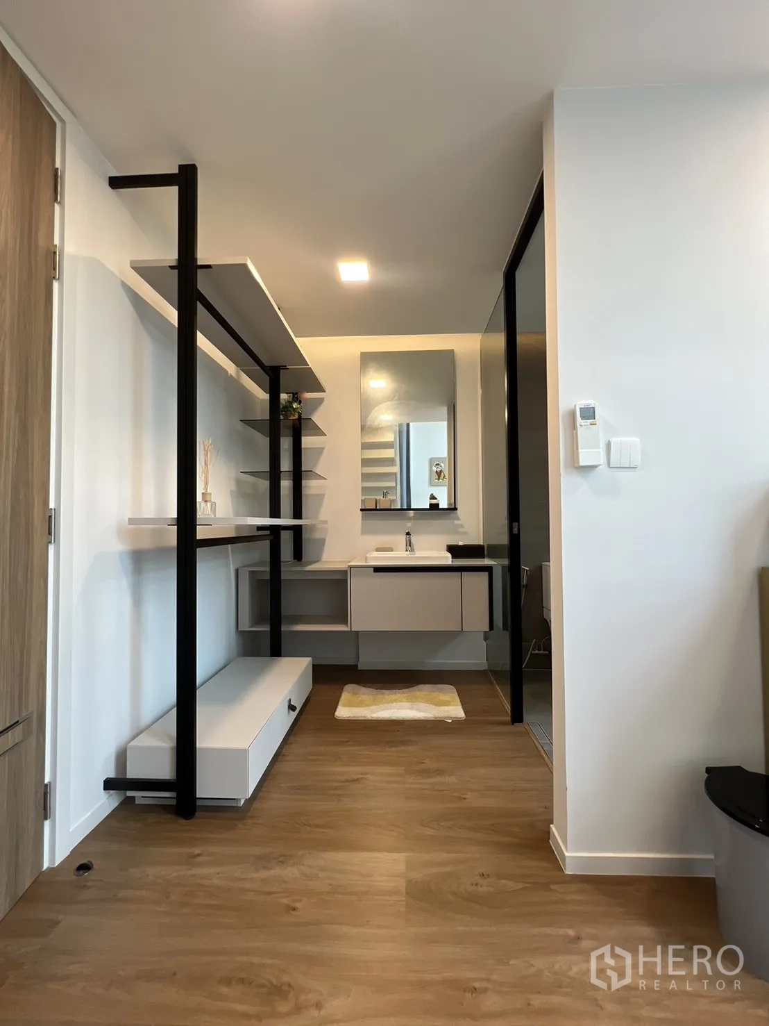 Detached House for rent in Saphan Sung, Bangkok - Ensuite bathroom with glass shower, neutral tiles and window.