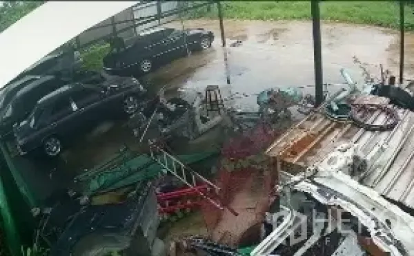 货栈 出售在Mueang Nonthaburi, Nonthaburi - 遮棚下的工作区与停车位，雨后地面湿润，堆放工业物料。