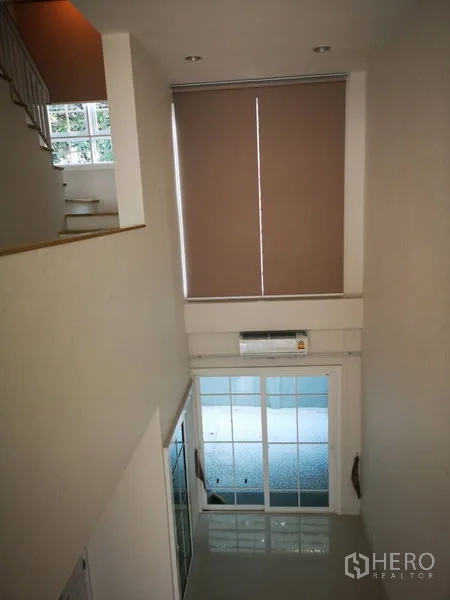 联排别墅 出租在Bang Na, Bangkok - 从夹层俯视挑高客厅及落地推拉门