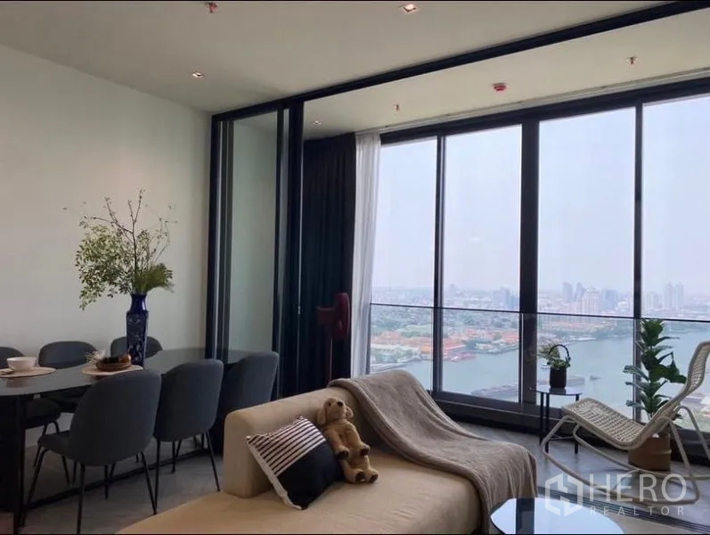 公寓 出租 - 开放式客餐厅，面向壮阔河景与天际线。