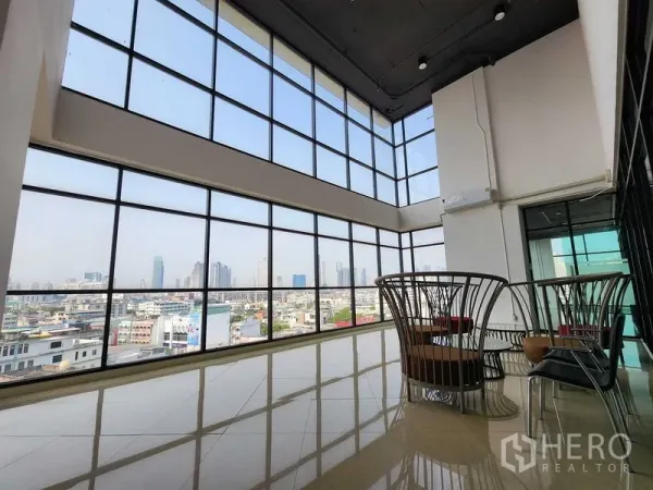 办公空间 出租在Yan Nawa, Bangkok - 双层挑高转角休息区，落地窗俯瞰曼谷天际线。