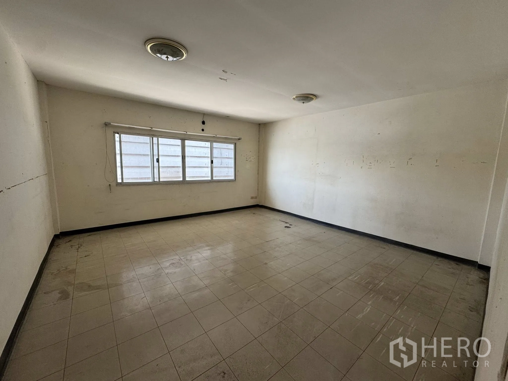 คลังสินค้า for rent in Mueang Samut Sakhon, Samut Sakhon - ห้องว่างพื้นกระเบื้อง หน้าต่างยาว โคมไฟเพดาน